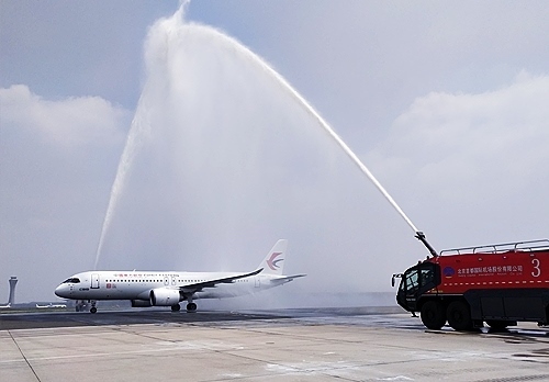 C919穿過象征民航最高禮儀的“水門”。東航供圖