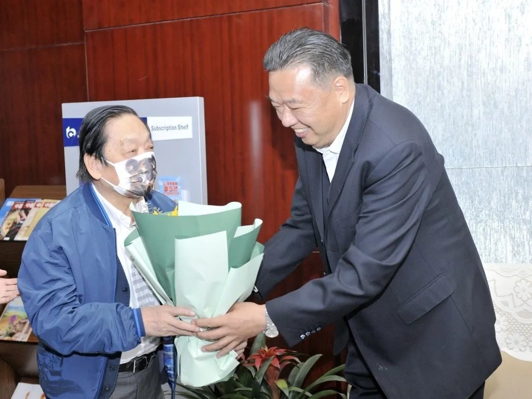 ▲青海省政協(xié)副主席、青海省林草局黨組書記、局長、祁連山國家公園青海省管理局局長李曉南在機(jī)場迎接韓美林