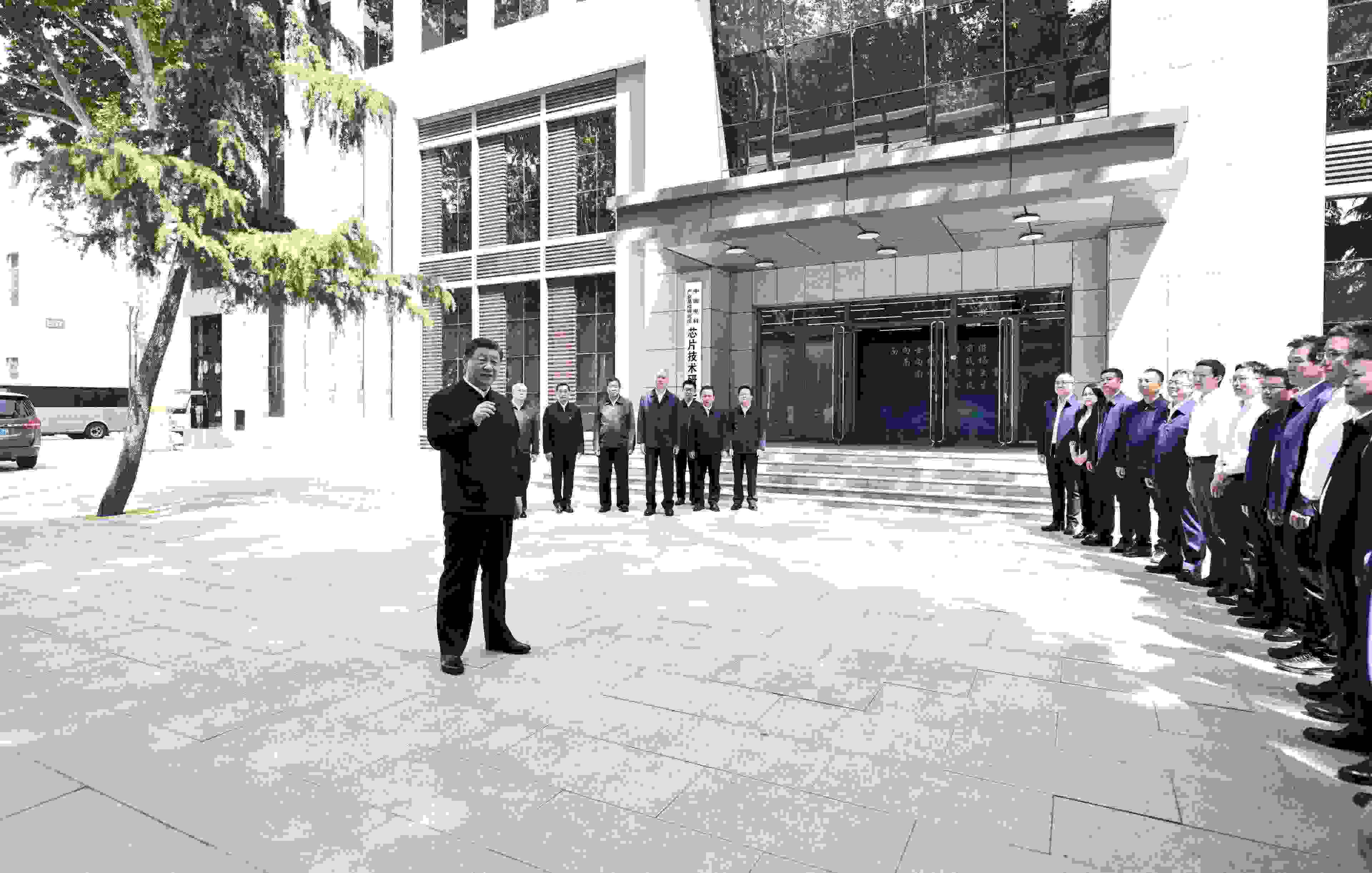 △2023年5月12日，習(xí)近平總書記在中國電科產(chǎn)業(yè)基礎(chǔ)研究院同科技工作者交流。