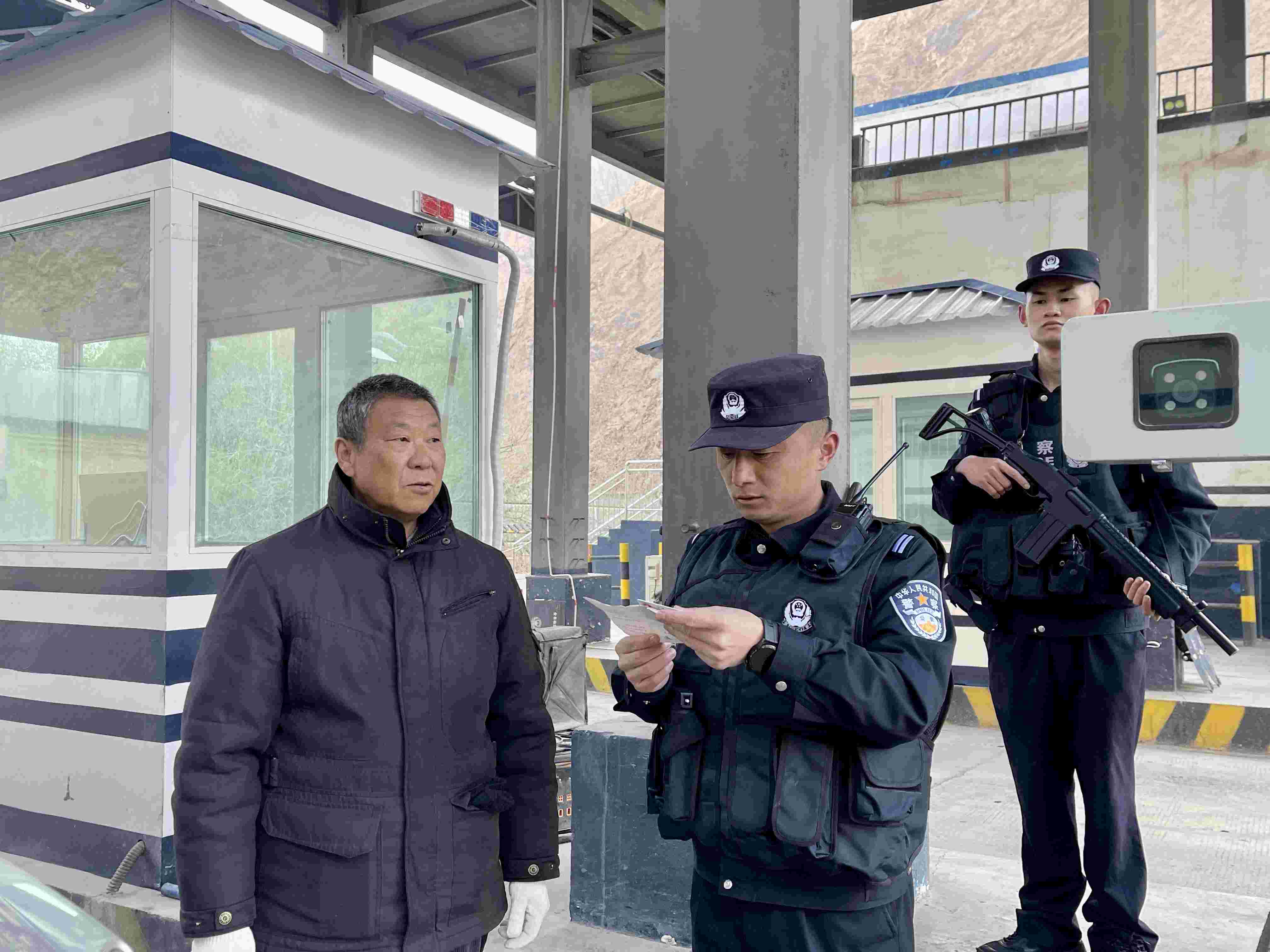 在庫地邊境檢查站，陳暢核對進出邊境管理區(qū)人員信息。人民網(wǎng) 周靜圓攝