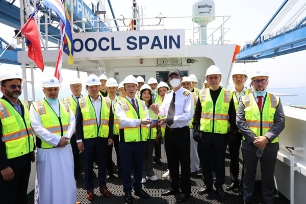 圖為與會(huì)嘉賓參觀“東方西班牙”輪。中遠(yuǎn)海運(yùn)港口阿布扎比碼頭供圖