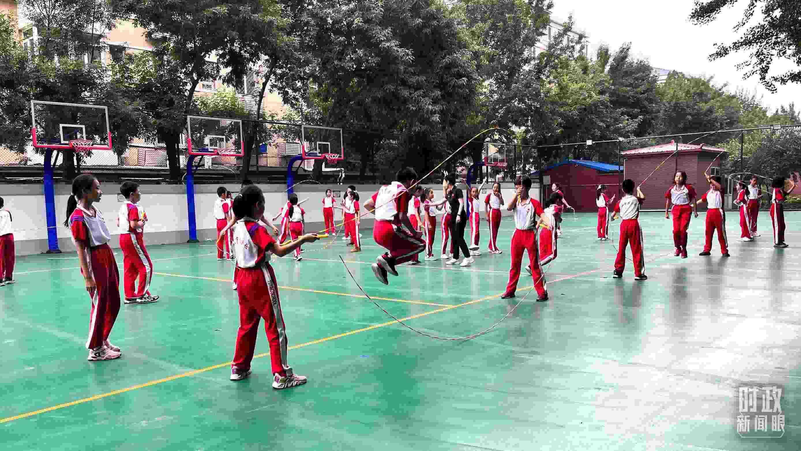 △正在跳繩的學生。（總臺央視記者張垚拍攝）