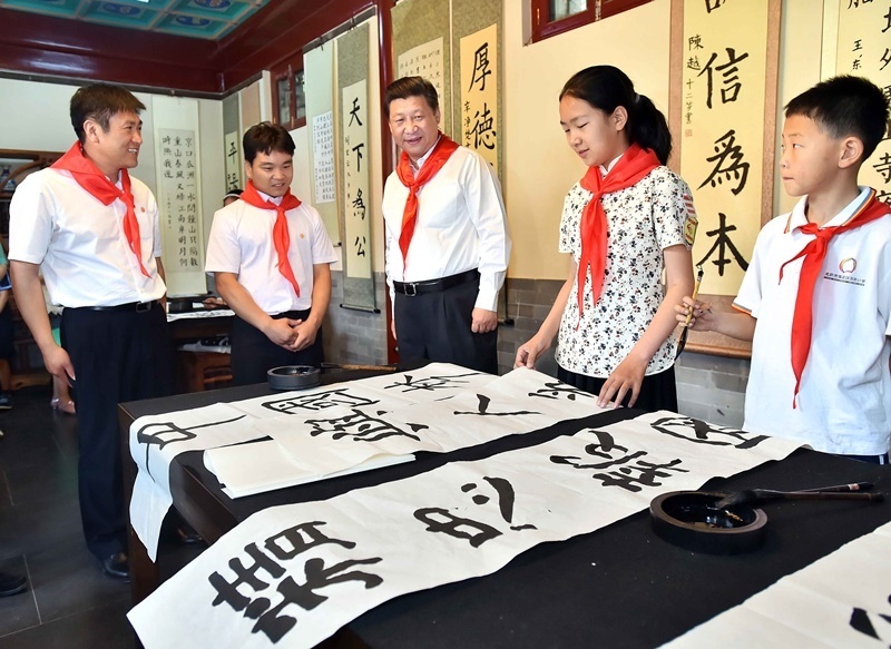 2014年5月30日，習(xí)近平總書記來到北京市海淀區(qū)民族小學(xué)，參加慶?！傲弧眹H兒童節(jié)活動。
