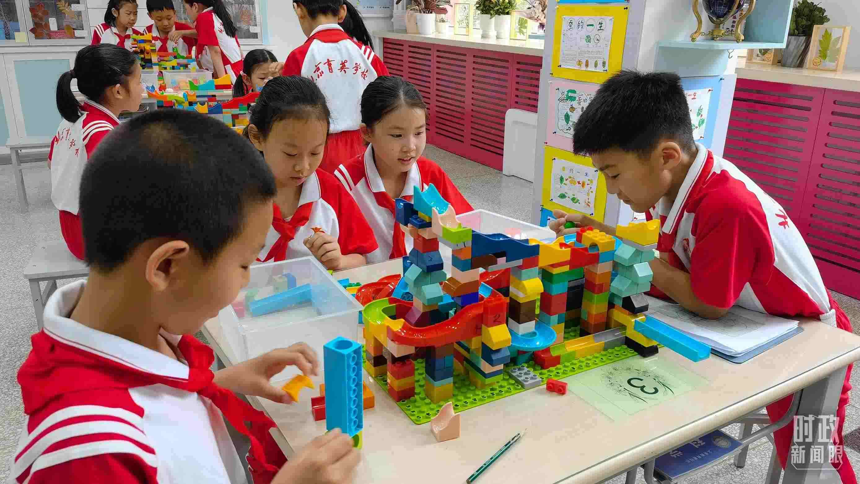 △正在搭建過山車模型的學生們。（總臺央視記者石丞拍攝）