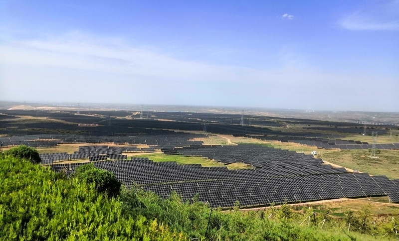 伊金霍洛旗天驕綠能50萬千瓦采煤沉陷區(qū)生態(tài)治理光伏發(fā)電示范項目一角。人民網(wǎng)記者 孫博洋攝
