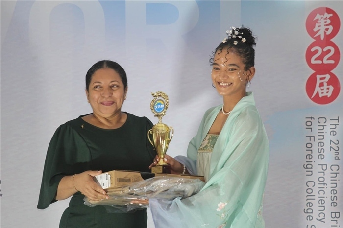 圭亞那大學(xué)校長默罕默德為獲獎選手頒發(fā)一等獎。圭亞那大學(xué)孔子學(xué)院供圖