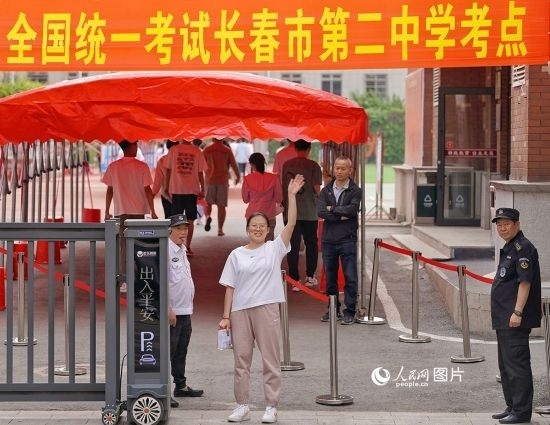 6月7日，在長春市第二中學考點，一名考生信心滿滿進入考場，并與家長揮手致意。人民網(wǎng)記者 李洋攝