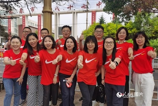 6月7日一早，陽光明媚，天氣涼爽，在長春市第八十七中學，考生們正陸續(xù)進入考場。親友團為參加高考的學子們加油鼓勁。人民網(wǎng)記者 王帝元攝