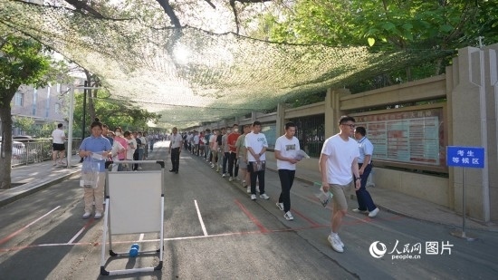 6月7日，烏魯木齊市第七十中學門口，考生們有序進入考場。人民網(wǎng) 李欣洋攝