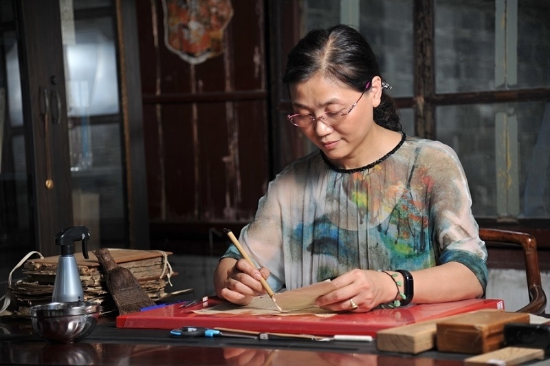 天一閣古籍修復(fù)師工作場(chǎng)景。天一閣博物院供圖