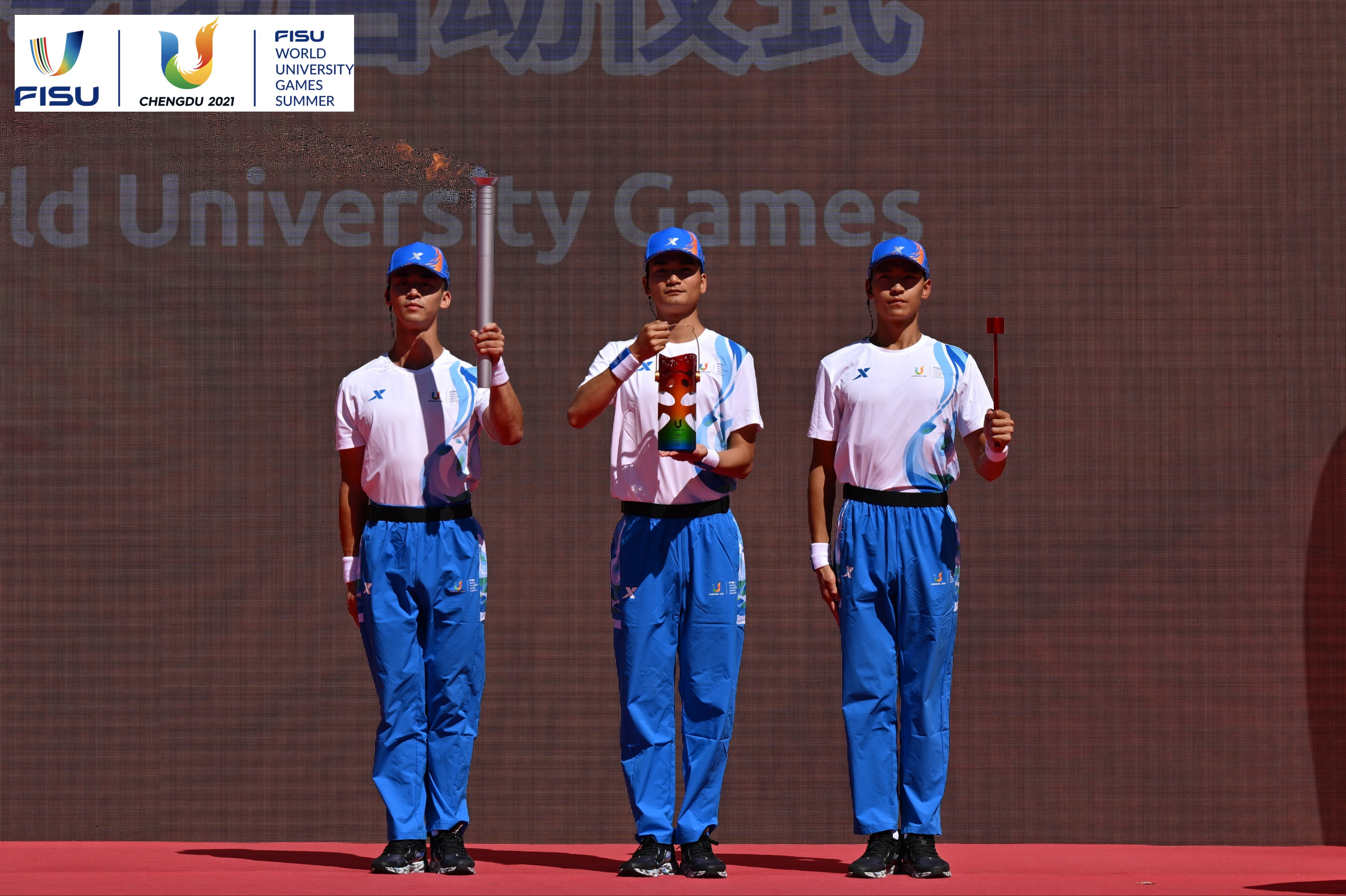 成都大運(yùn)會(huì)火種護(hù)衛(wèi)隊(duì)點(diǎn)燃大運(yùn)火炬。 圖片來源：成都大運(yùn)會(huì)執(zhí)委會(huì)供圖