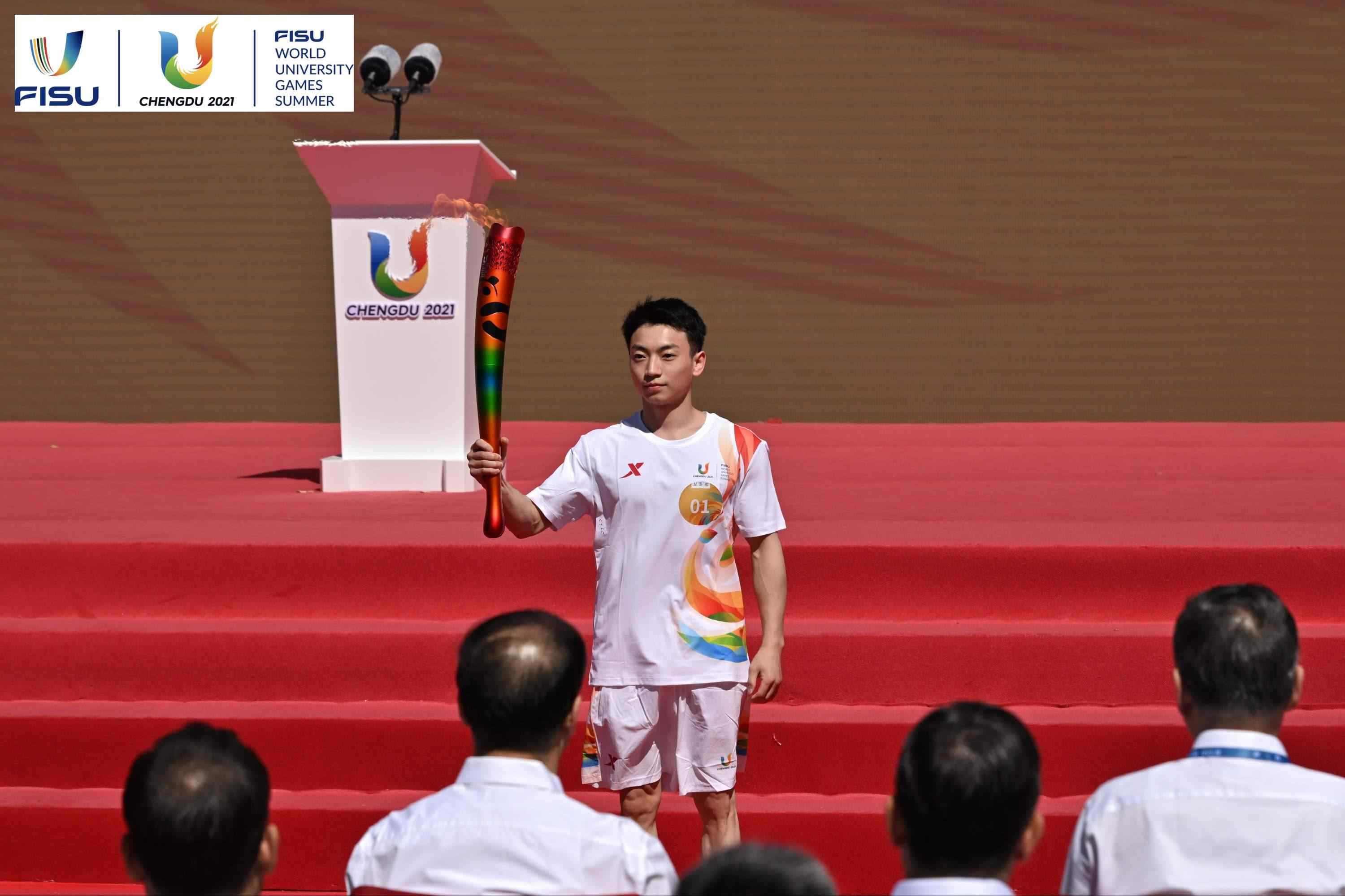 成都大運(yùn)會(huì)火炬手、奧運(yùn)冠軍鄒敬園高舉火炬。 圖片來源：成都大運(yùn)會(huì)執(zhí)委會(huì)供圖