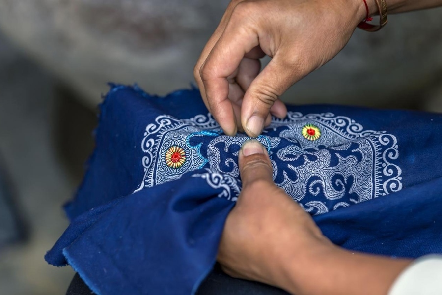 在貴州省黔西市新仁苗族鄉(xiāng)化屋村，村民在制作苗繡。新華社記者 范暉 攝