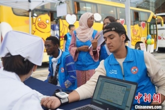 6月13日，在第20個世界獻血者日前夕，20名在贛留學(xué)生組團前往血站獻血。吳迪 攝
