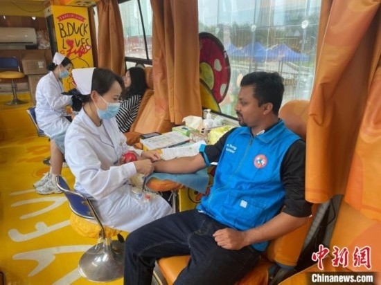 6月13日，在第20個世界獻血者日前夕，20名在贛留學(xué)生組團前往血站獻血。吳迪 攝