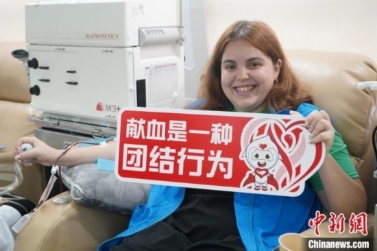6月13日，在第20個世界獻血者日前夕，20名在贛留學(xué)生組團前往血站獻血。吳迪 攝