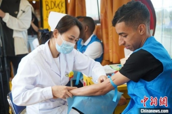 6月13日，在第20個世界獻血者日前夕，20名在贛留學(xué)生組團前往血站獻血。吳迪 攝