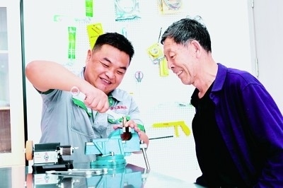 上流佳苑社區(qū)便民服務(wù)中心維修師傅李磊為社區(qū)居民提供服務(wù)。資料圖片