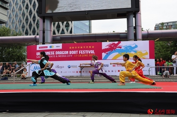 中華武術(shù)表演吸引了眾多英國觀眾。人民網(wǎng)記者 邢雪攝