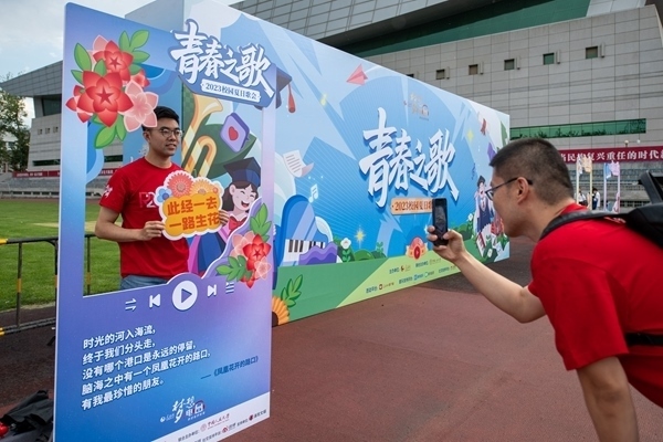 學(xué)生在市集打卡拍照。人民網(wǎng)記者 翁奇羽攝