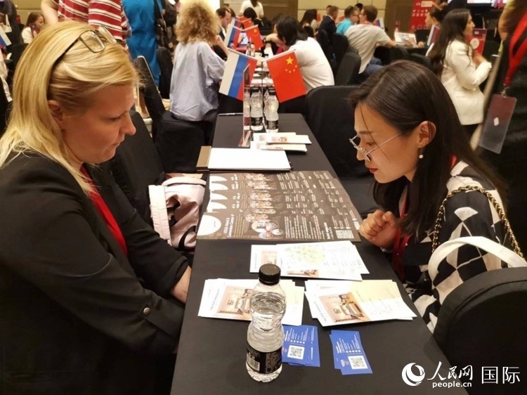 中俄旅游行業(yè)代表在北京路演活動(dòng)現(xiàn)場(chǎng)面對(duì)面溝通。人民網(wǎng)記者 楊倩攝