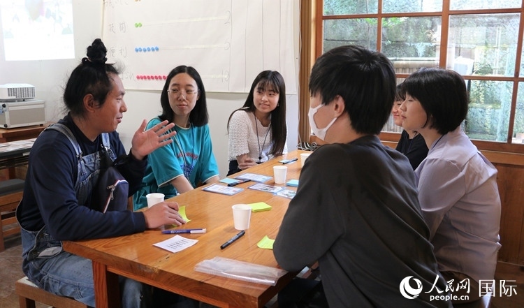 通過(guò)卡片游戲，模擬如何解決海洋垃圾問(wèn)題。人民網(wǎng) 許可攝