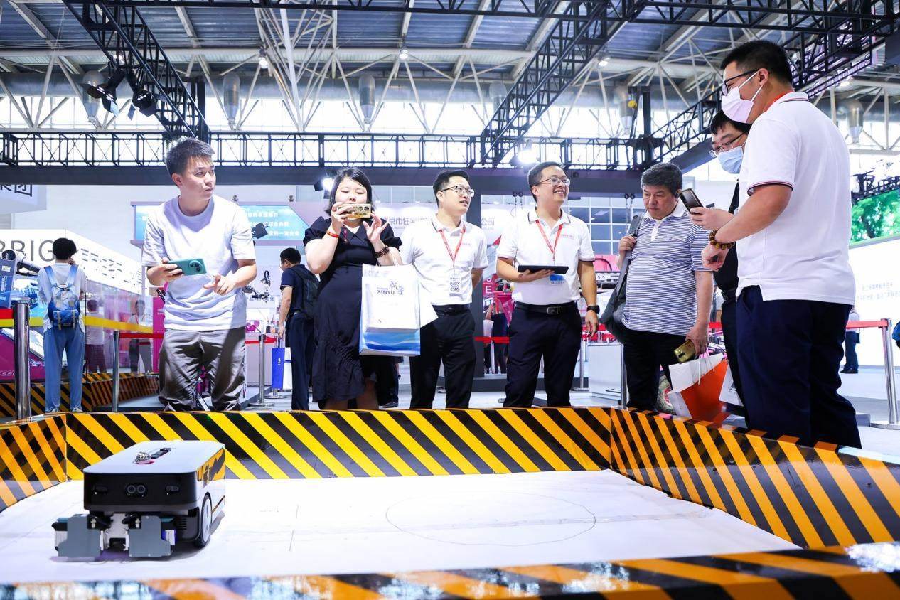 講解員向觀眾介紹智能劃線機器人。來源：受訪方供圖