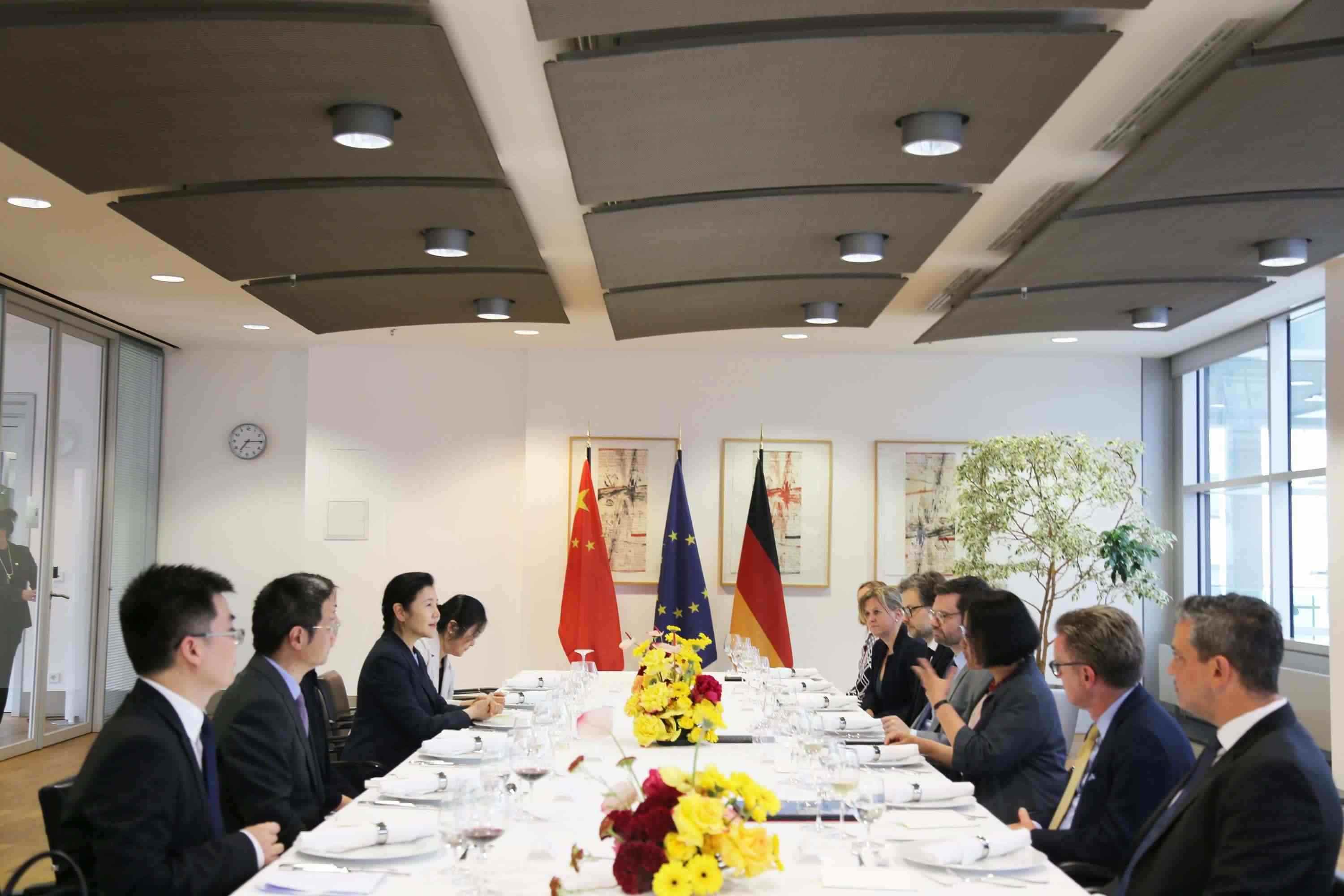 司法部長(zhǎng)賀榮與德國(guó)聯(lián)邦司法部長(zhǎng)布施曼舉行會(huì)談。