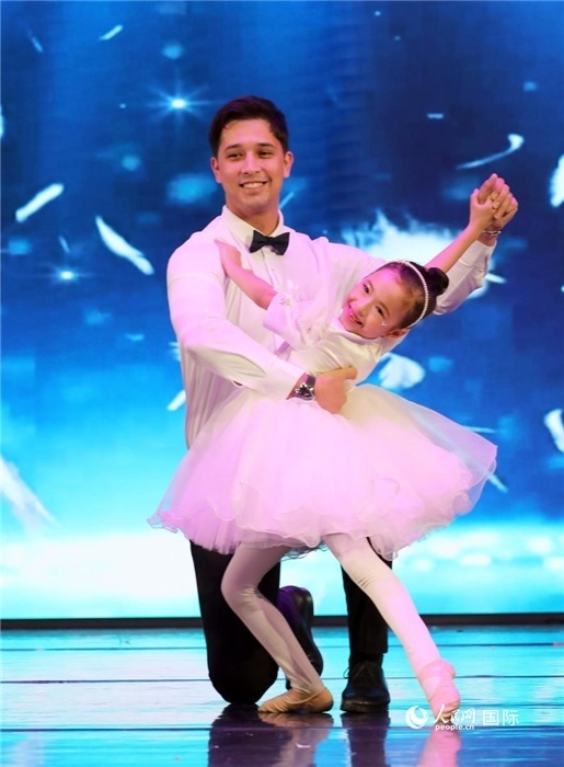 父女共舞“愛的華爾茲”。人民網(wǎng)記者 管克江攝
