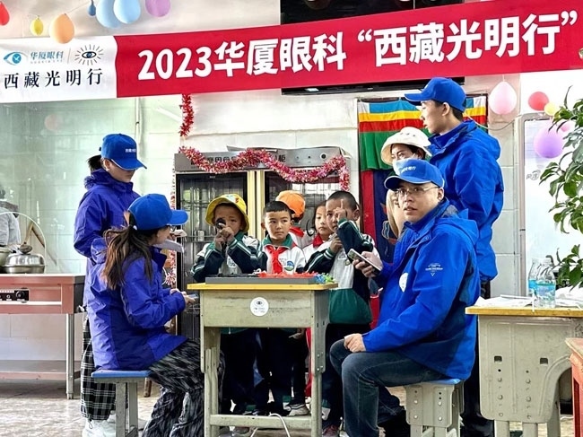 華廈眼科醫(yī)務(wù)人員對當(dāng)?shù)厣倌陜和M行近視、弱視、斜視篩查。人民網(wǎng)記者 李棟攝