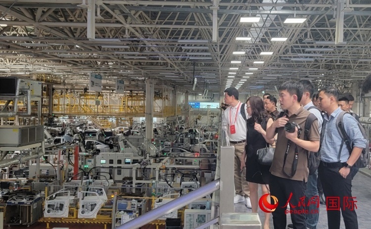 外媒記者在廣汽埃安車間參觀。人民網(wǎng) 寧玉瑛攝