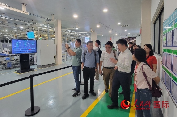 廣汽埃安工作人員向外媒記者進(jìn)行介紹。人民網(wǎng) 寧玉瑛攝