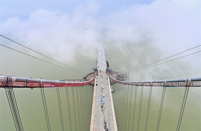 從270米高塔俯瞰深中通道伶仃洋大橋施工現(xiàn)場。（中交集團供圖）