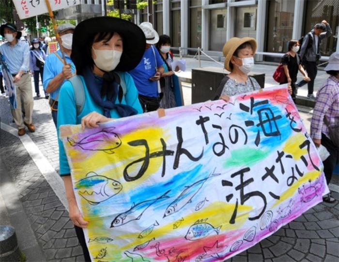 2023年6月20日，日本民眾在福島縣政府周圍舉行抗議活動，強烈反對核污水排海計劃，呼吁保護漁業(yè)資源。圖片來源：《朝日新聞》