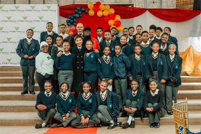 Blinkklip高中的學(xué)生們。（圖片來源：廣西大錳南非PMG礦業(yè)有限公司）