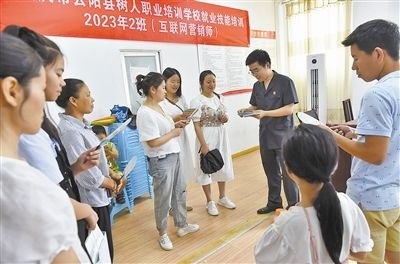  圖③：法院干警現(xiàn)場(chǎng)指導(dǎo)鄉(xiāng)村“代理家長(zhǎng)”如何正確管護(hù)留守兒童。