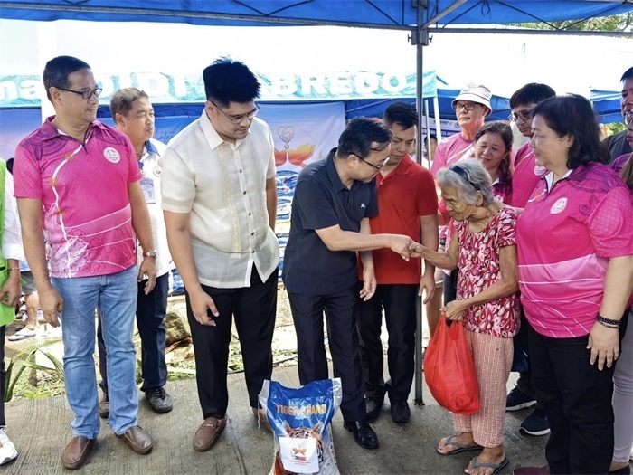 中國(guó)駐菲律賓大使館向部分馬榮火山受災(zāi)家庭分發(fā)賑災(zāi)物資。中國(guó)駐菲律賓大使館供圖