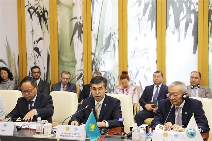 哈薩克斯坦常駐上合組織秘書處代表努爾蘭·阿科什卡羅夫介紹哈薩克斯坦接任輪值主席國后的優(yōu)先工作。人民網(wǎng) 俄布拉依攝