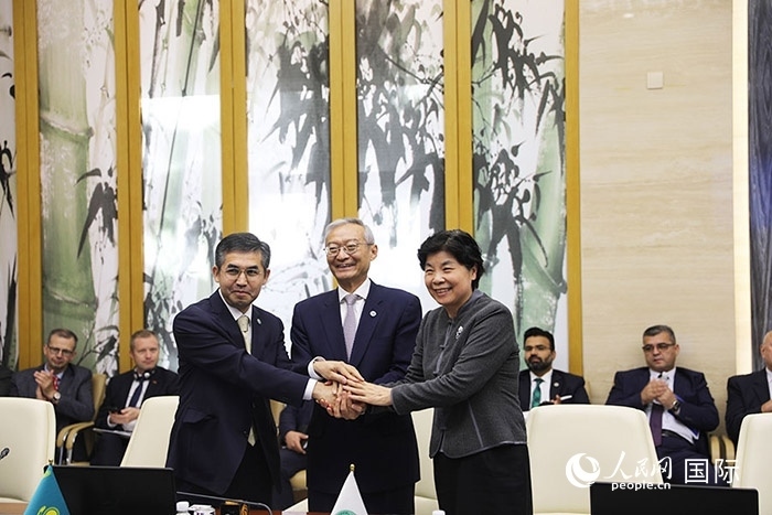 上合組織秘書處、哈駐華使館、上合組織睦鄰友好合作委員會簽署《聯(lián)合行動計劃》。人民網(wǎng) 俄布拉依攝