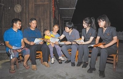 “法治屋場(chǎng)會(huì)”上，法院黨員志愿服務(wù)隊(duì)在給種植戶普及法律知識(shí)。