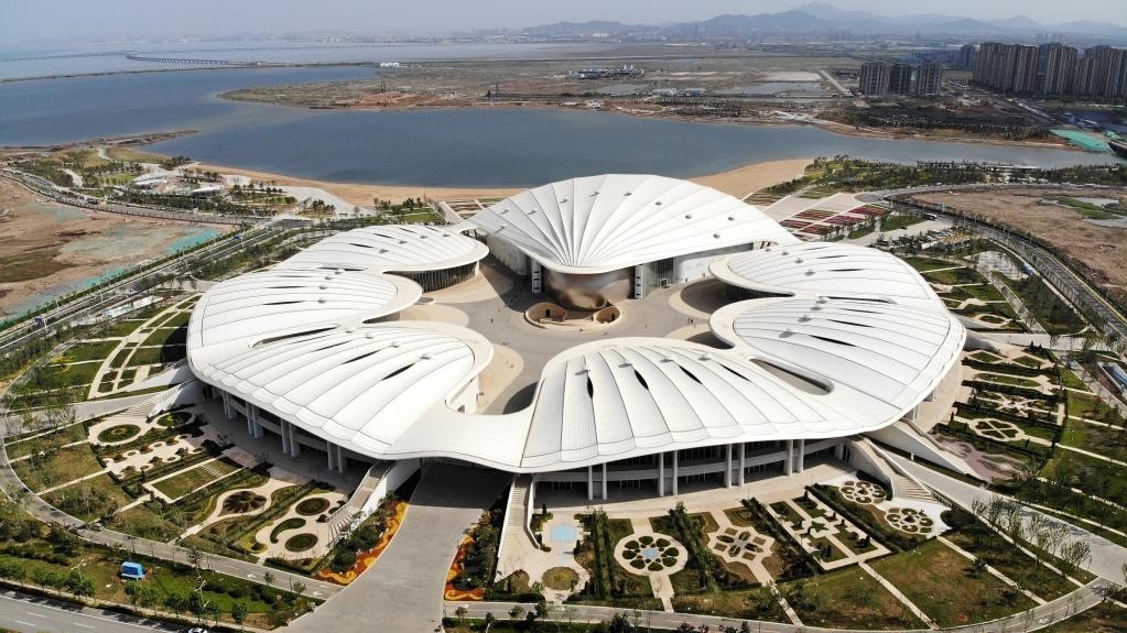 位于中國－上海合作組織地方經(jīng)貿(mào)合作示范區(qū)的青島·上合之珠國際博覽中心。新華社記者 李紫恒 攝