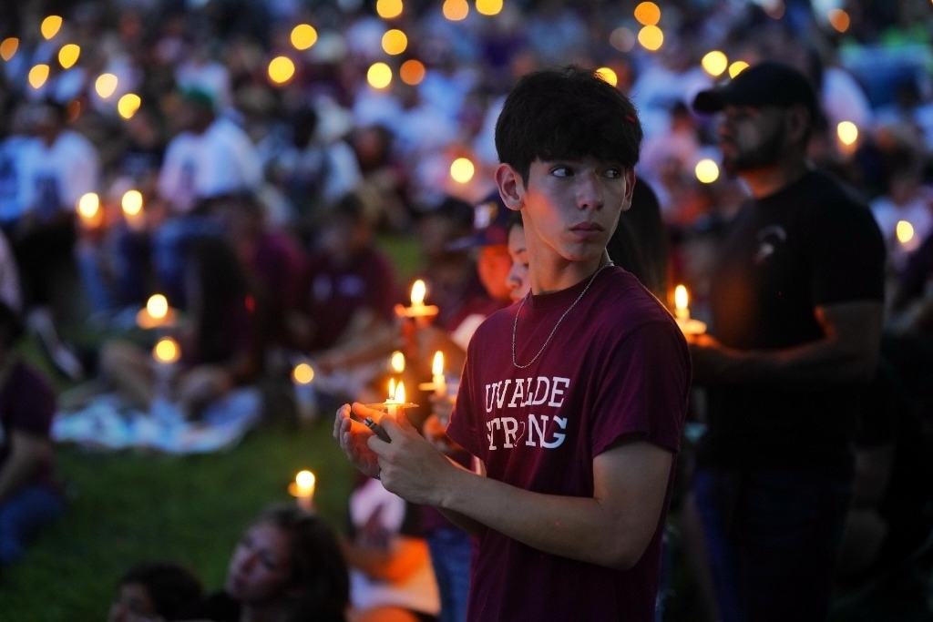 5月24日，在美國得克薩斯州小城尤瓦爾迪，人們參加守夜儀式悼念校園槍擊遇害者。當日是美國尤瓦爾迪大規(guī)模校園槍擊事件一周年。新華社記者吳曉凌攝