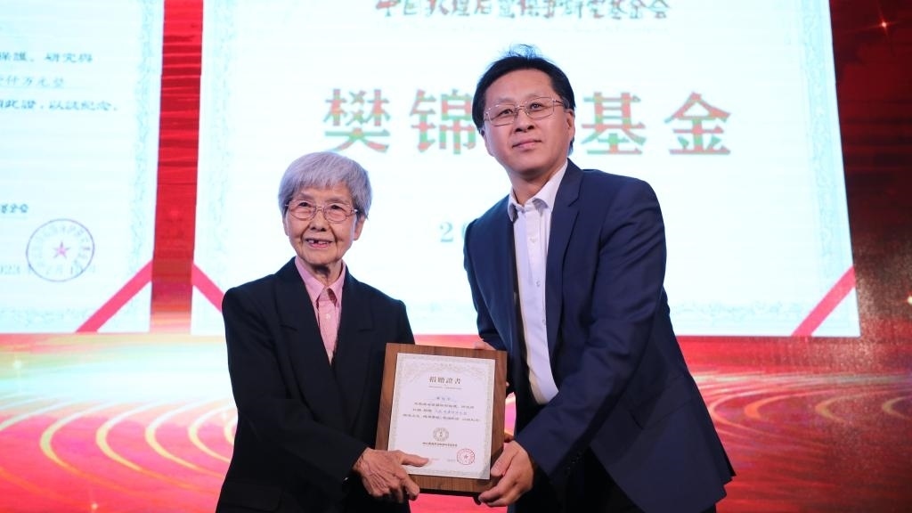 國家文物局黨組成員、副局長解冰（右）為樊錦詩（左）頒發(fā)捐贈證書。新華社記者張睿 攝