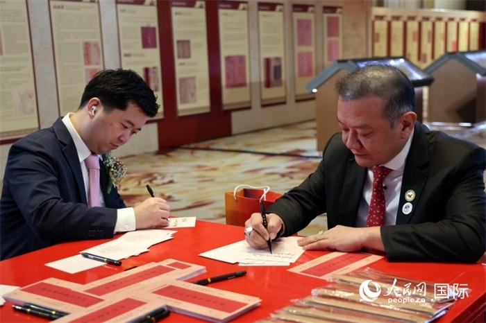 觀眾在展覽現(xiàn)場設(shè)置的體驗(yàn)區(qū)手寫“批信”。人民網(wǎng)記者楊一攝