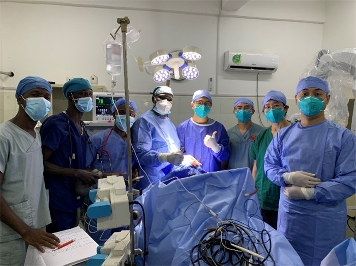 腦膿腫手術(shù)成功，全體參與手術(shù)的醫(yī)務(wù)工作者合影留念。中國第二十九批援幾內(nèi)亞醫(yī)療隊供圖