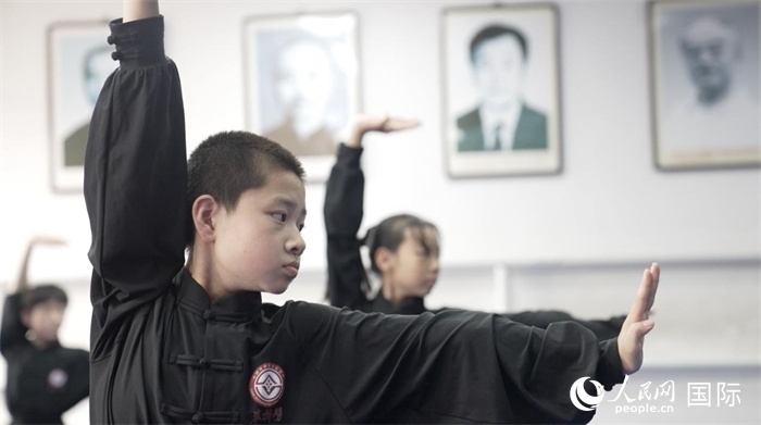 正在練習(xí)劈掛拳的武術(shù)學(xué)童。人民網(wǎng)記者 袁蒙攝