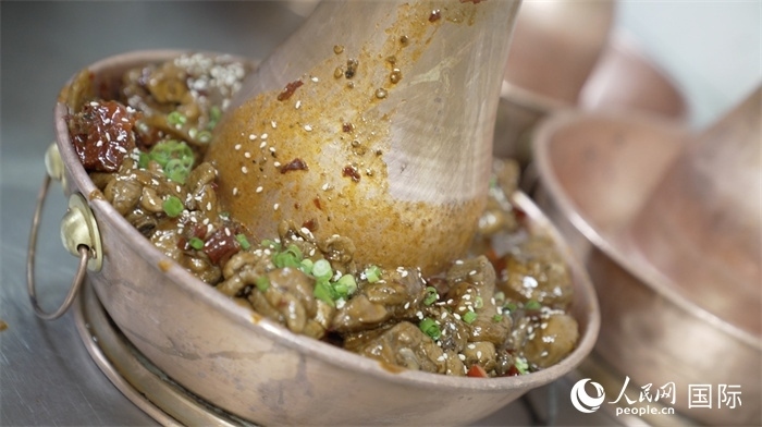 滄州火鍋雞。人民網(wǎng)記者 袁蒙攝