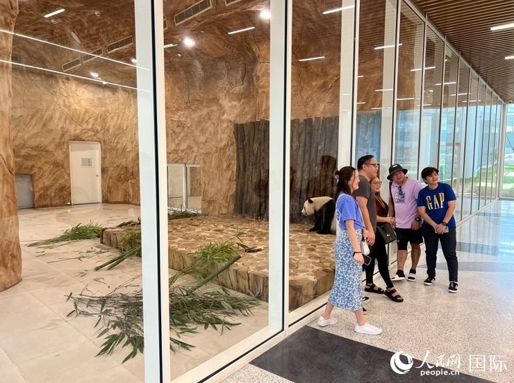 當?shù)赜慰团c“四海”合影。人民網(wǎng)記者 張志文攝