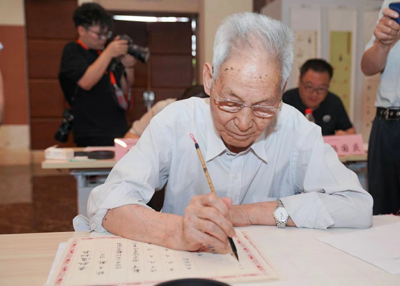 老教授們用毛筆書寫2023級(jí)新生錄取通知書。校方供圖