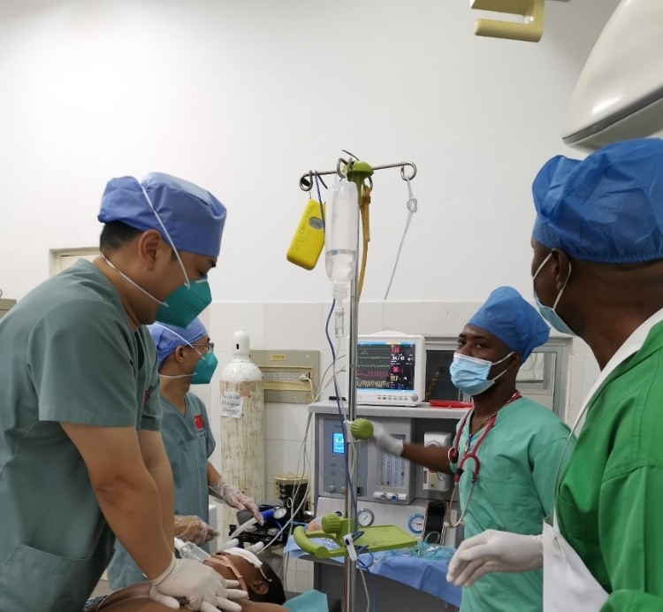 麻醉科李學(xué)斌醫(yī)生和手術(shù)室護(hù)士趙鈺進(jìn)行復(fù)蘇搶救。中國第二十九批援幾內(nèi)亞醫(yī)療隊供圖